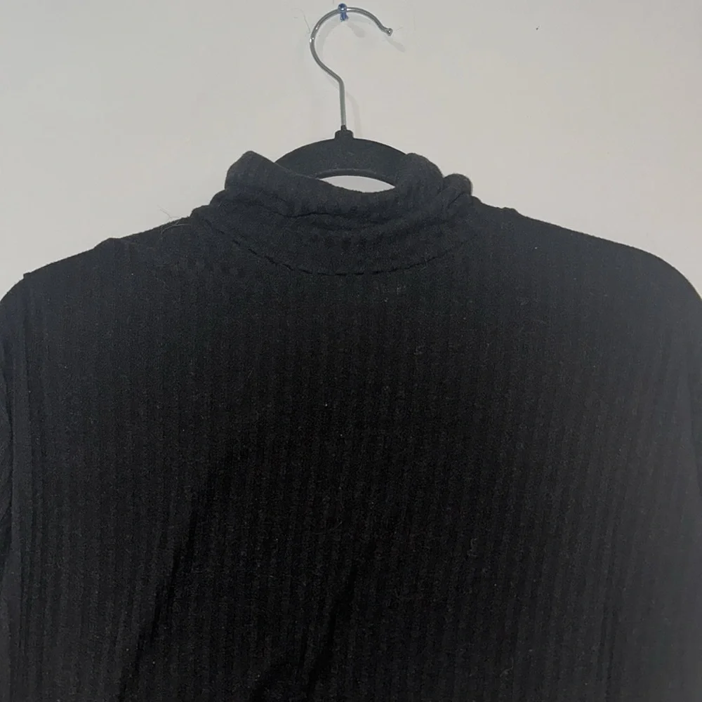Boxy Cropped Ribbed Turtleneck - Picture 2 of 4